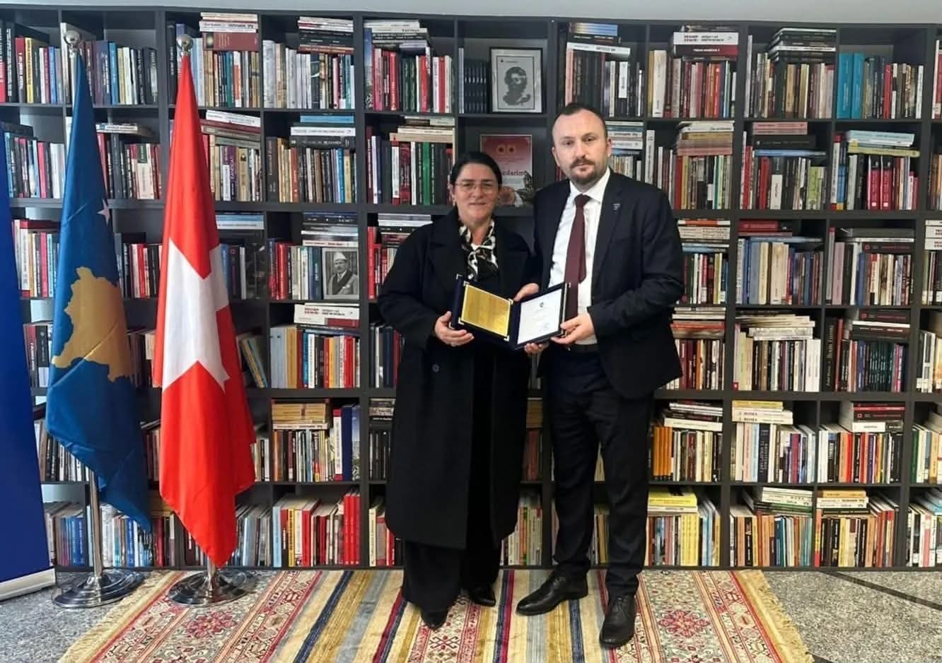 Konsulli Vigan Berisha pret në takim gruan e dëshmorit Isuf Berisha