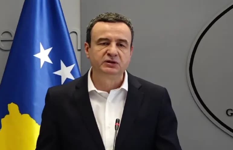 Kryeministri, Albin Kurti, shkon për ngushëllime në Skenderaj, tek familja e të riut që humbi jetën tragjikisht në vendin e punës në Austri