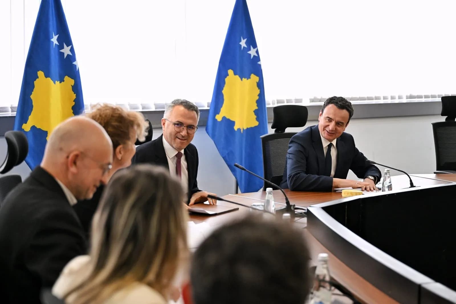 Kurti shpreh shqetësimet për mungesën e transparencës së pronësisë së mediave dhe ndikimin e interesave