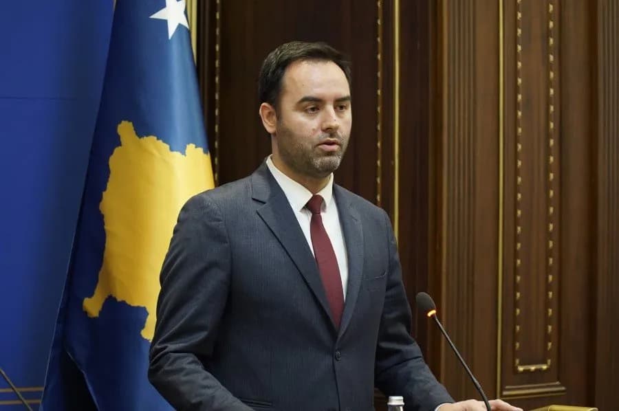 “Lara-lara apo simbol shteti?”, Konjufca i kthehet ashpër gazetarit: Na atë flamur e dojmë më shumë se ju