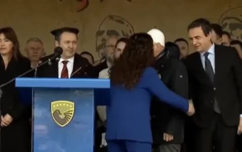 Ndryshe nga Kuvendi, Kurti e Osmani ia zgjasin dorën njëri-tjetrit në Kazermë, përshëndeten ftohtë
