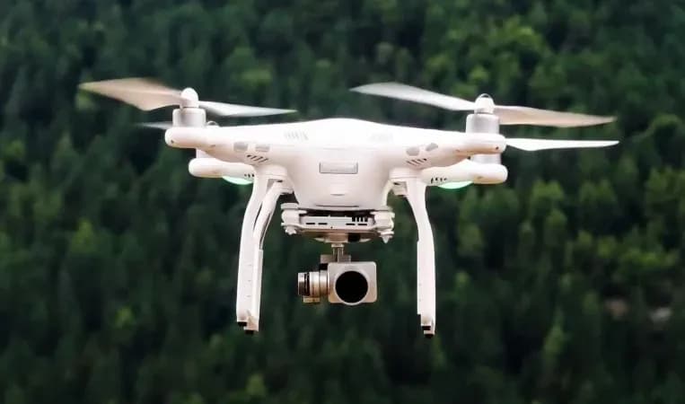 Një dron vërehet duke fluturuar mbi burgun e Gjilanit