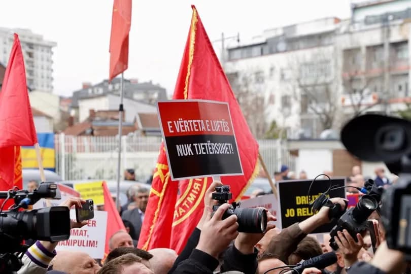 OVL-UÇK kërkon tërheqjen e mbështetjes së institucioneve për ekspozitën me pasaktësi “Masakrat në Kosovë 1998–1999”