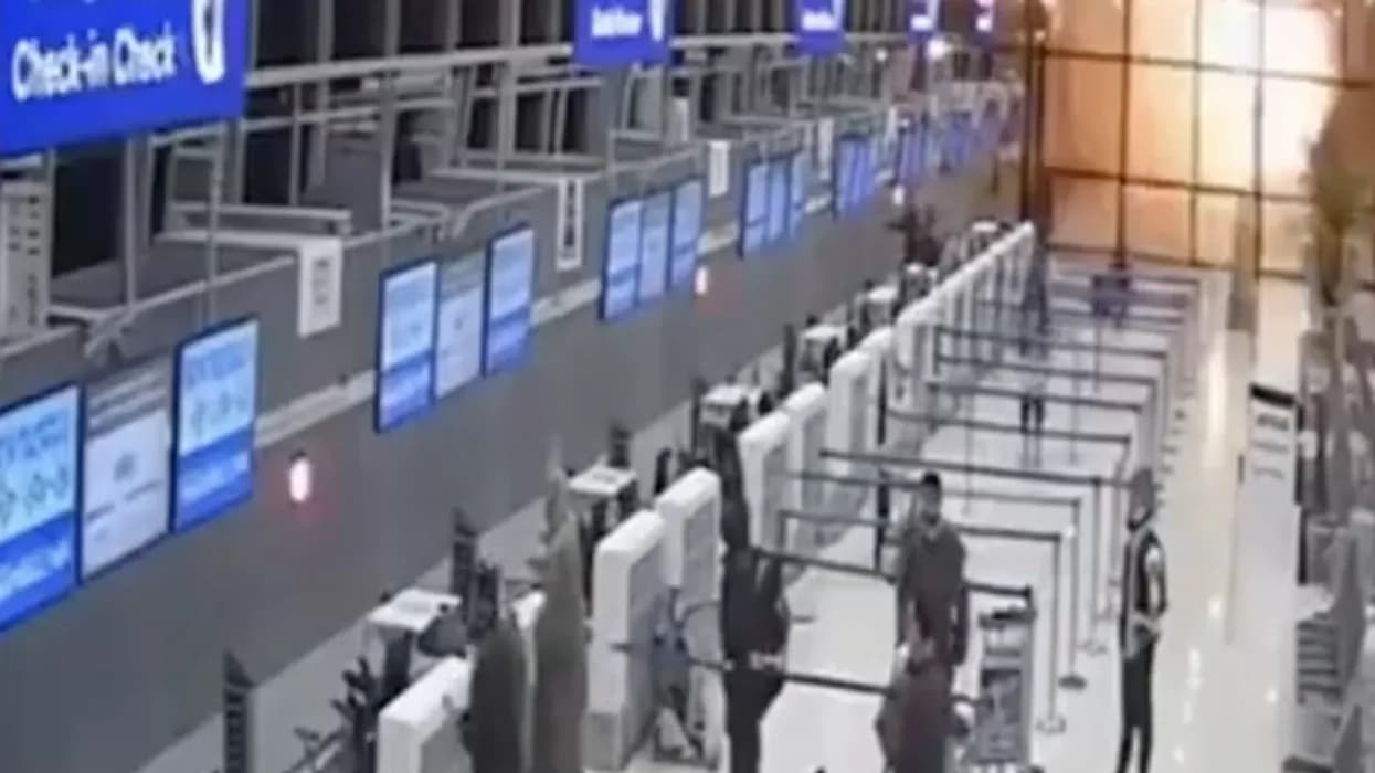 PAMJE të rënda: Momenti kur sulmohet Aeroporti i Dubait, njerëzit shtrihet për tokë