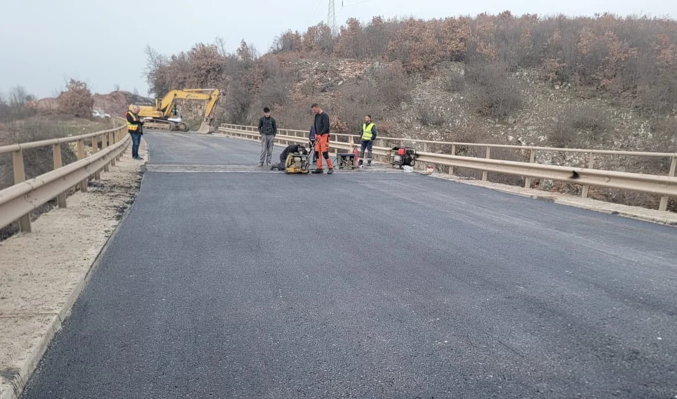 Përfundojnë punimet, rruga Prishtinë-Pejë e gatshme për qarkullim