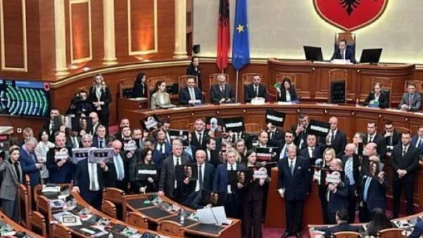 Pushteti i PS-së në Shqipëri rrëzon SPAK-un, Balluku mbetet deputete