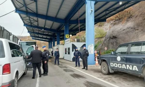 QKMK: Është bllokuar qarkullimi i automjeteve në dalje të pikëkalimit kufitar me Serbinë në Jarinjë
