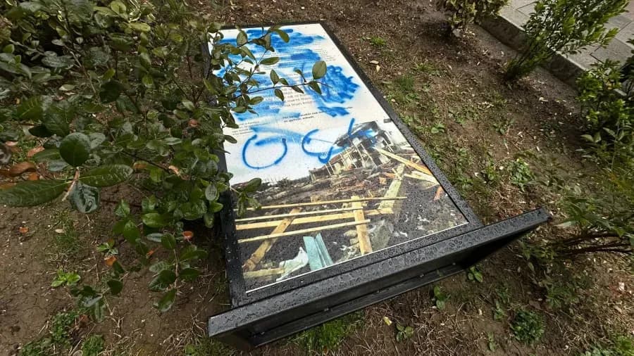 Qytetarët protestojnë ndaj ekspozitës në shesh, i dëmtojnë disa nga pllakatat e vendosura