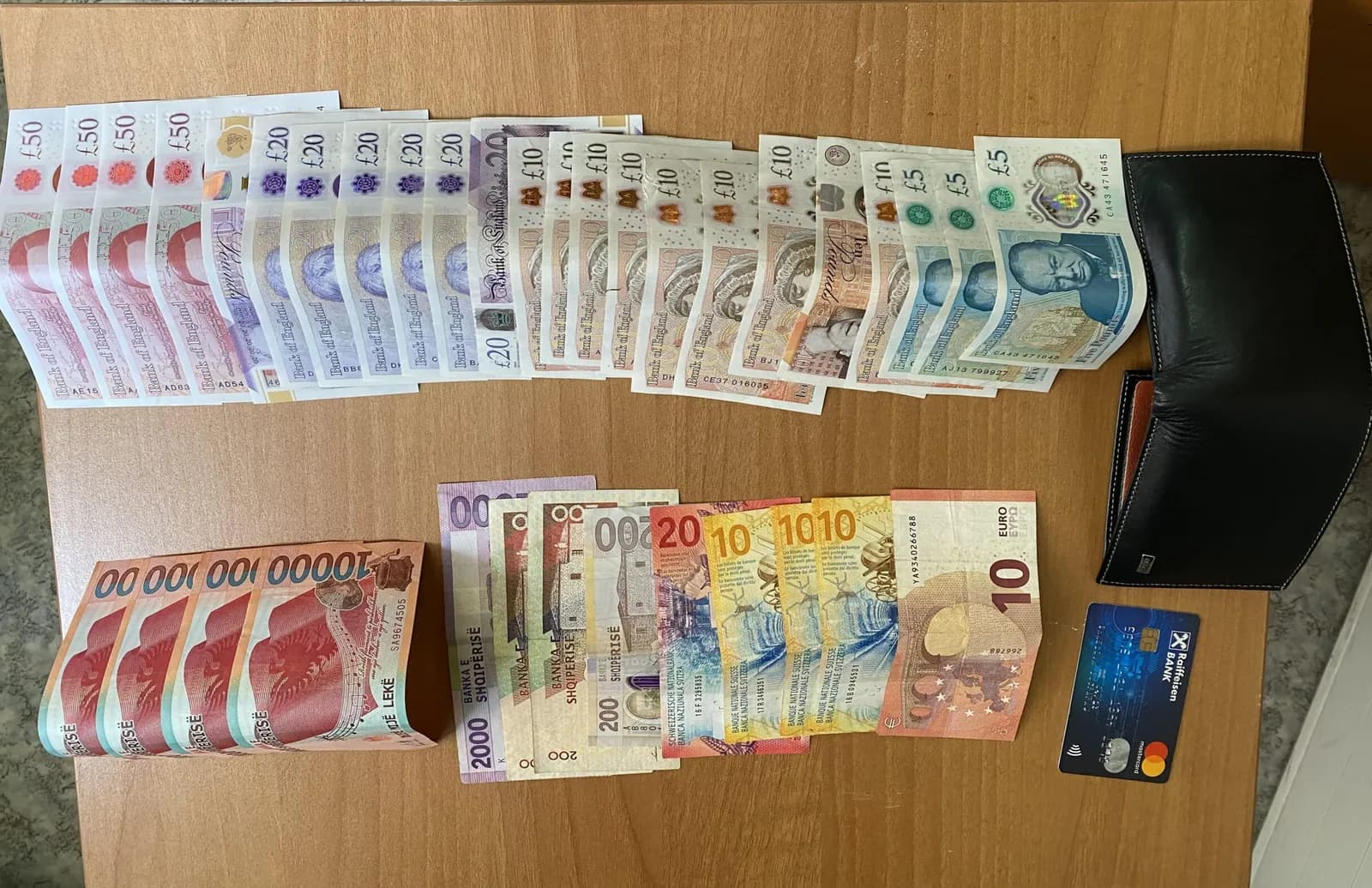 Qytetari në Junik dorëzon kuletën e gjetur me të holla në polici