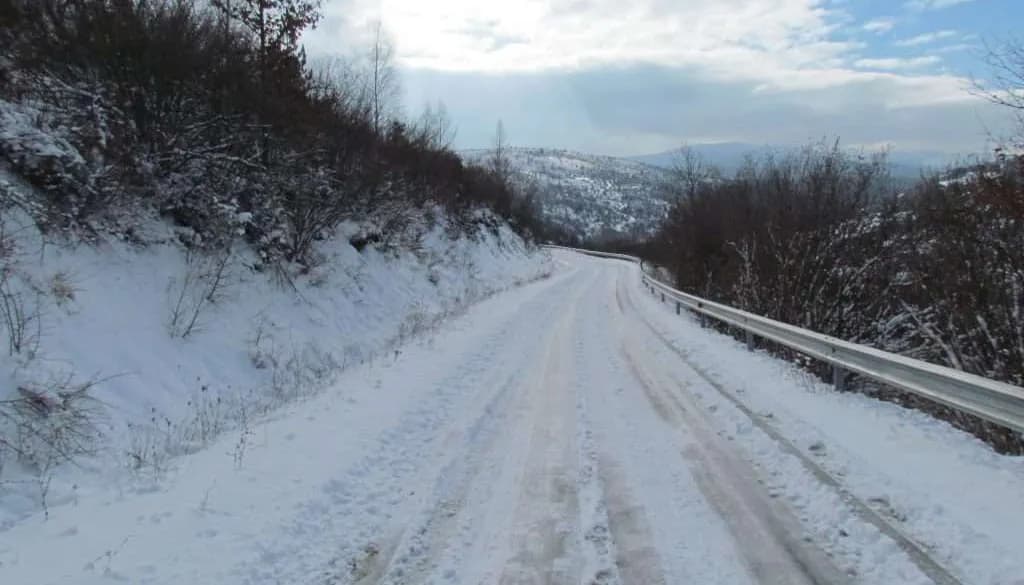 Reshje bore në Kosovë, QKMK del me njoftim: Është pastruar rruga Pejë-Kullë-Rozhajë, e kalueshme për të gjitha automjetet