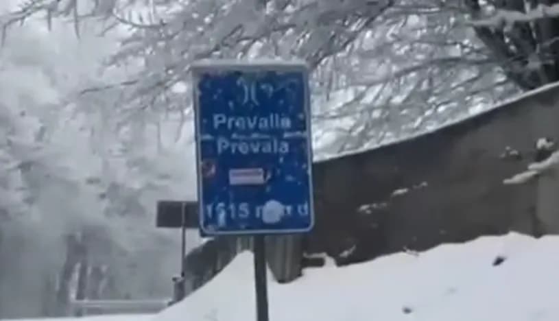 Reshje të dendura bore në Prevallë, raportohen vështirësi në qarkullim