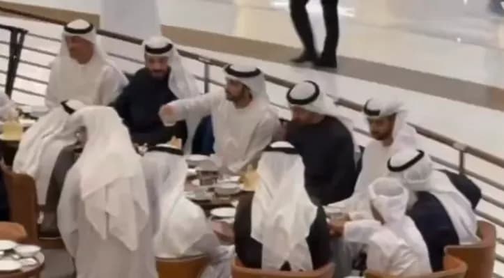 Shëtitje dhe kafe mes blerësve në Dubai Mall, momenti kur udhëheqësit e Emirateve të Bashkuara Arabe qetësojnë qytetarët