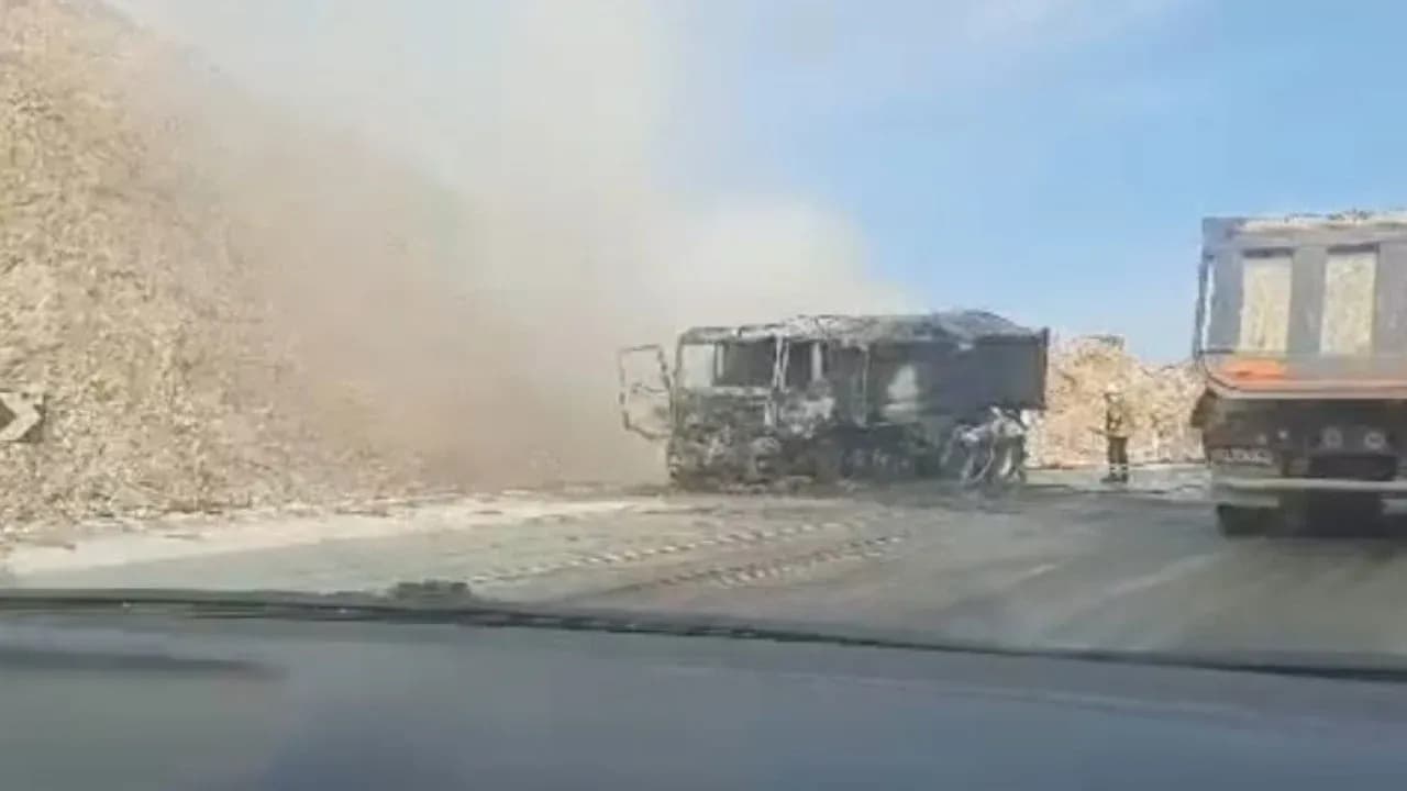 Shkrumbohet një kamion në Bypass-in e Vlorës, shpëton pa lëndime drejtuesi i mjetit