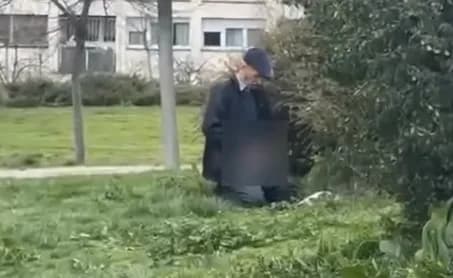 Skandaloze: Një i moshuar në Ulpian e prek organin gjenital para një vajze të re
