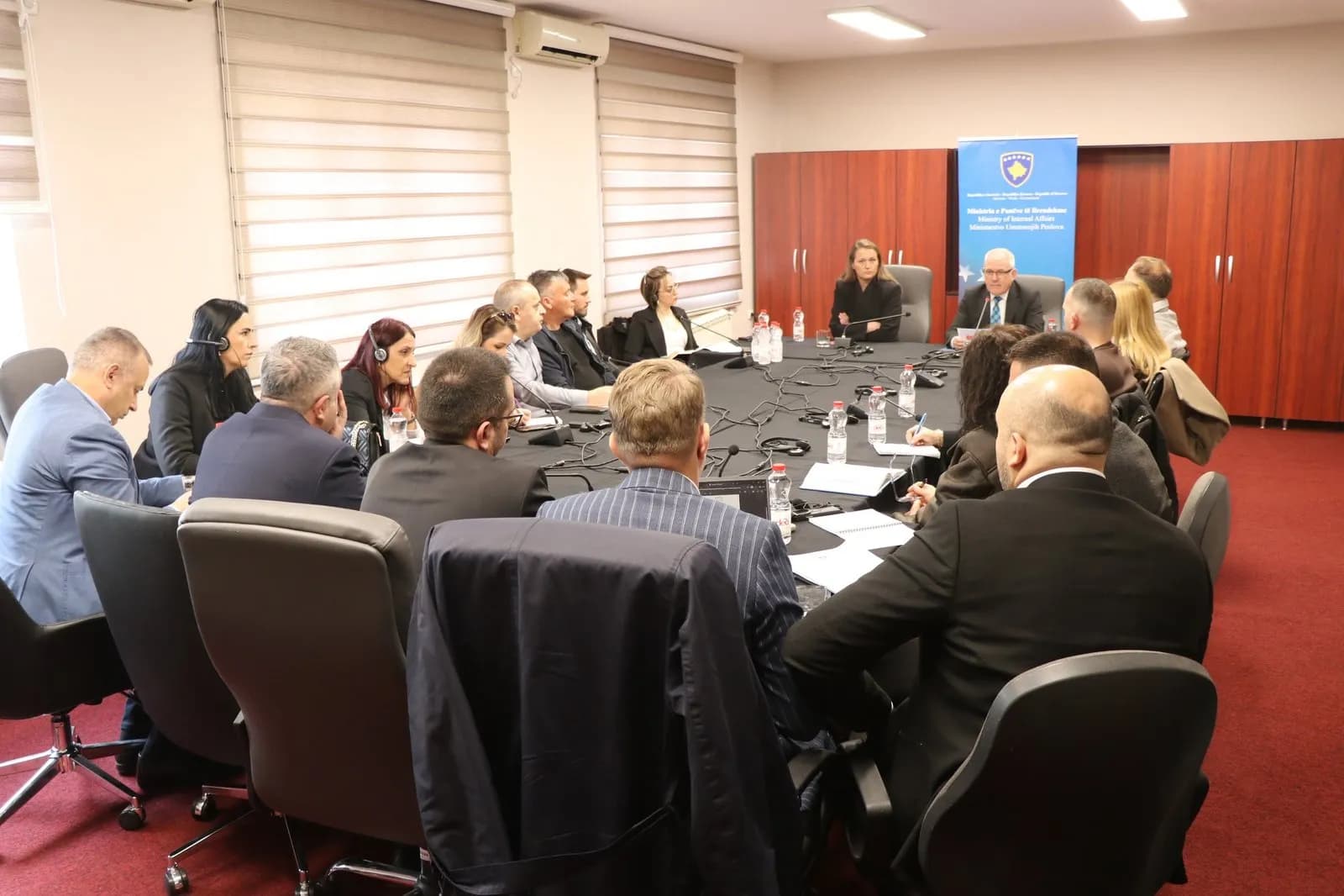 Sveçla në takim me zyrtarët, në fokus zbatimi i Ligjit për automjete dhe Ligjit për të huajt