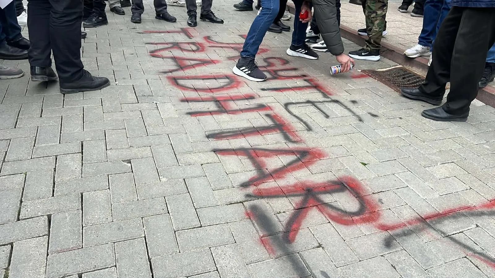 “UÇK, poshtë tradhtarët”, bëhen shkrime para Kuvendit në protestën kundër ekspozitës me pasaktësi për masakrat