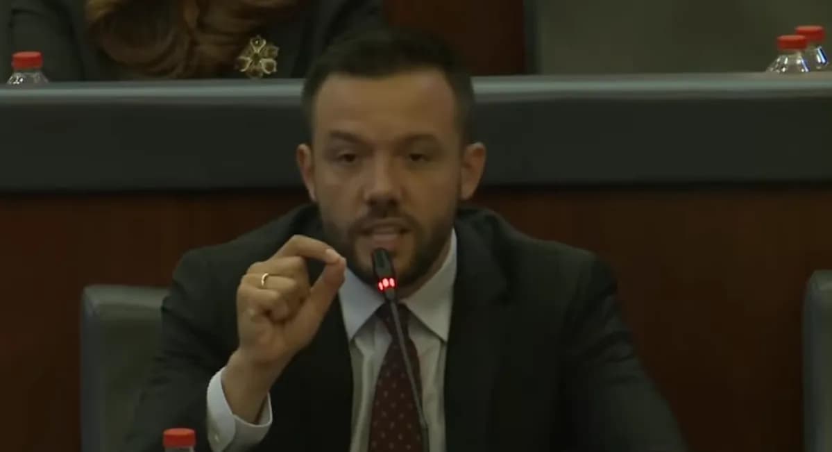 Arian Tahiri e paralajmëron Qeverinë Kurti: Kur PDK-ja të vjen në pushtet, gjithë keqbërësit do të dalin para drejtësisë