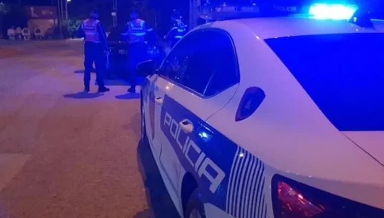 Atentat i dyfishtë në Lezhë, viktimat burrë e grua, trupat ende në makinë