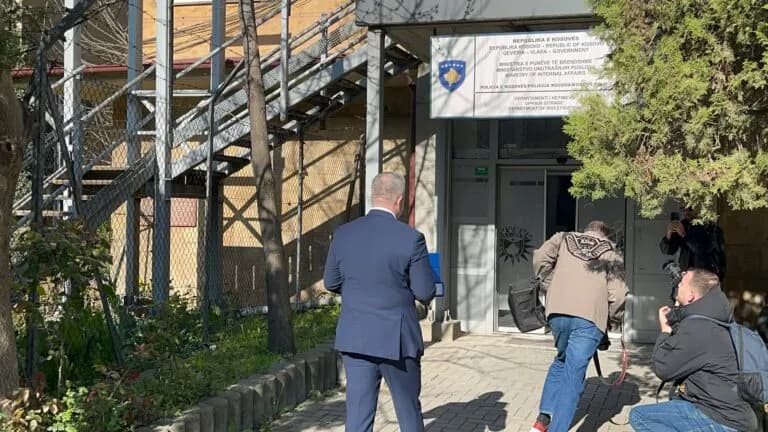 Azemi dorëzon në stacion policor dëshmitë për njehsorët elektrikë