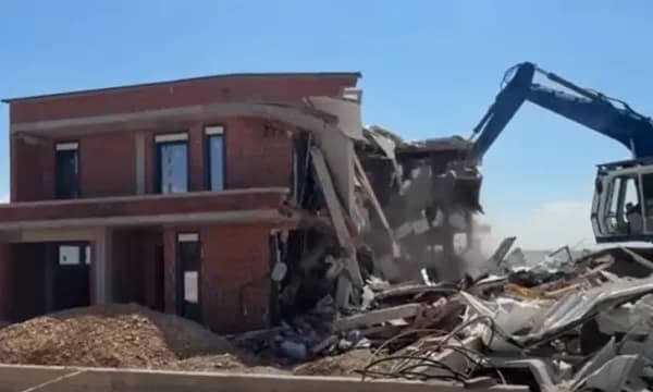 Bagerët rrënojnë shtëpi pa leje në Hajvali, Rama: Të gjitha ndërtimet pa leje do të rrënohen