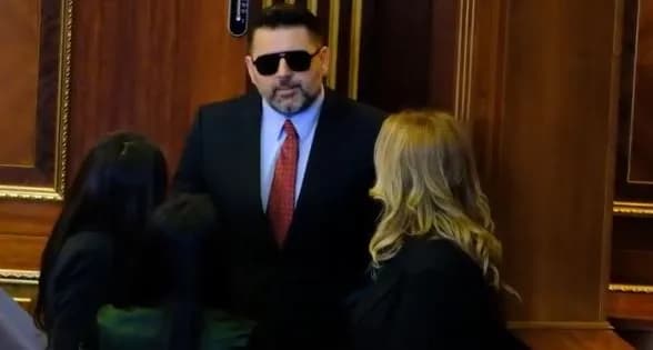 Bekë Berisha me syze të diellit në Kuvend: Masë e rekomanduar nga mjekët, mos e interpretoni ndryshe