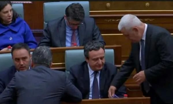 Çfarë mesazhi i solli, Kurti lexon diçka për disa sekonda në telefonin e Sveçlës