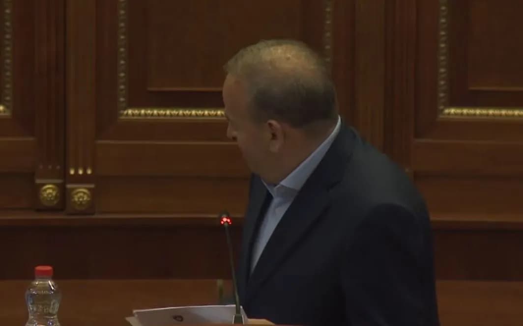 Deputeti i PDK-së e ngacmon Kurtin: S’jeni bërë të gjallë për Bordin e Paqes, ndoshta që e sponzorizoi Osmani