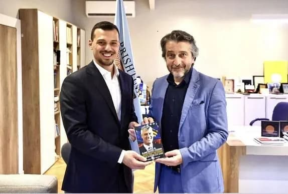 Endrit Thaçi i shkon për vizitë Përparim Ramës, ia dhuron librin autobiografik të babait