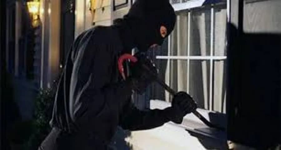 Grabitje e armatosur në Zym të Prizrenit – viktimat u përballen me sulm pas një bllokade me gurë