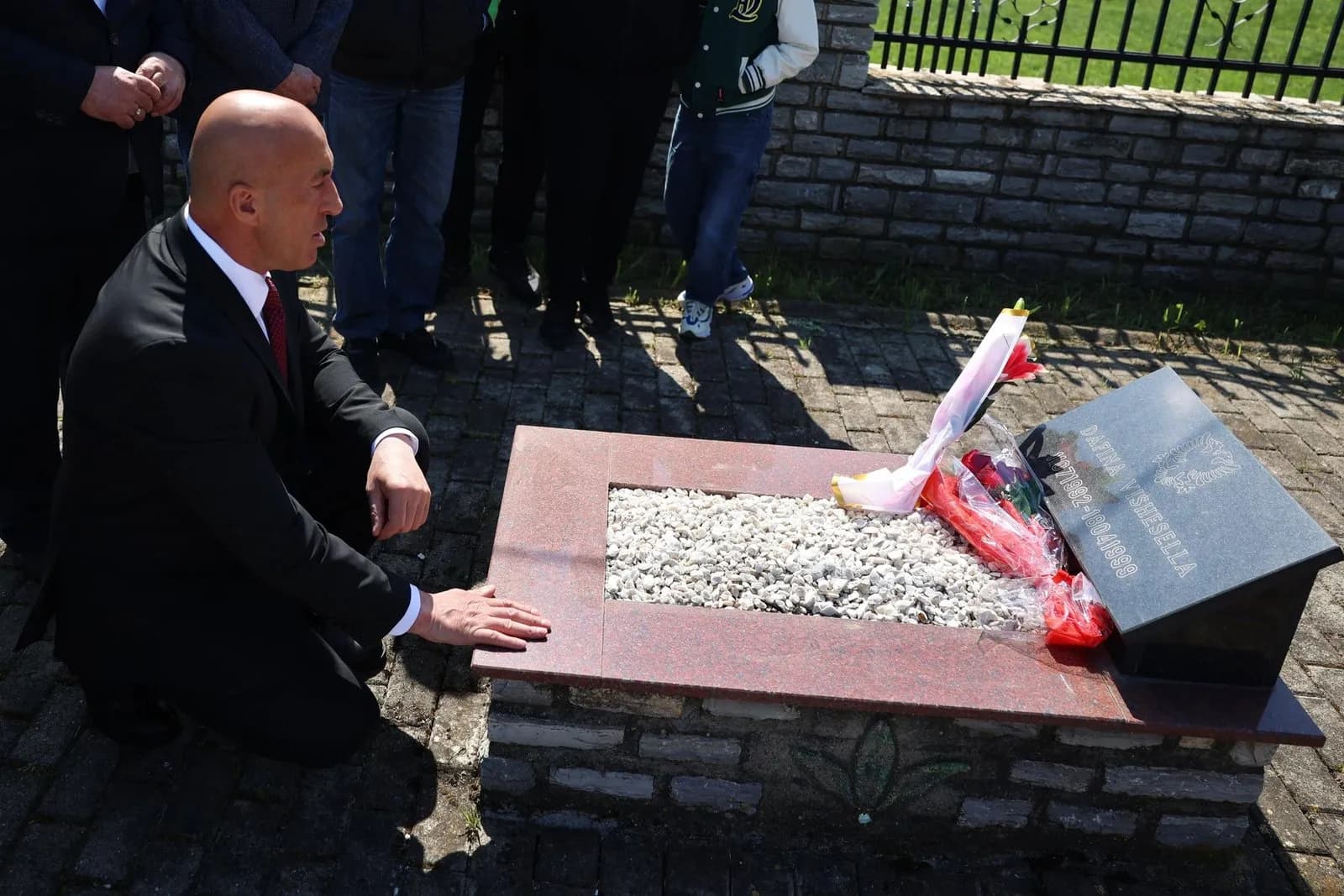 Haradinaj bën homazhe në Ribar të Vogël për martirët e 18 prillit: Krimet serbe nuk harrohen