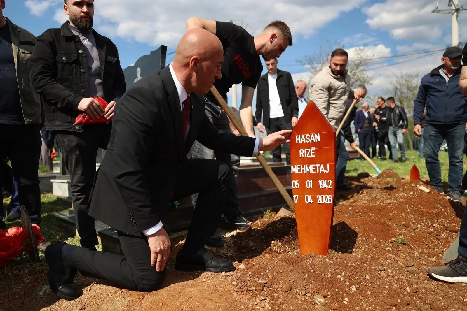 Haradinaj merr pjesë në varrimin e atdhetarit Hasan Mehmetaj: Lamtumirë baca Hasan