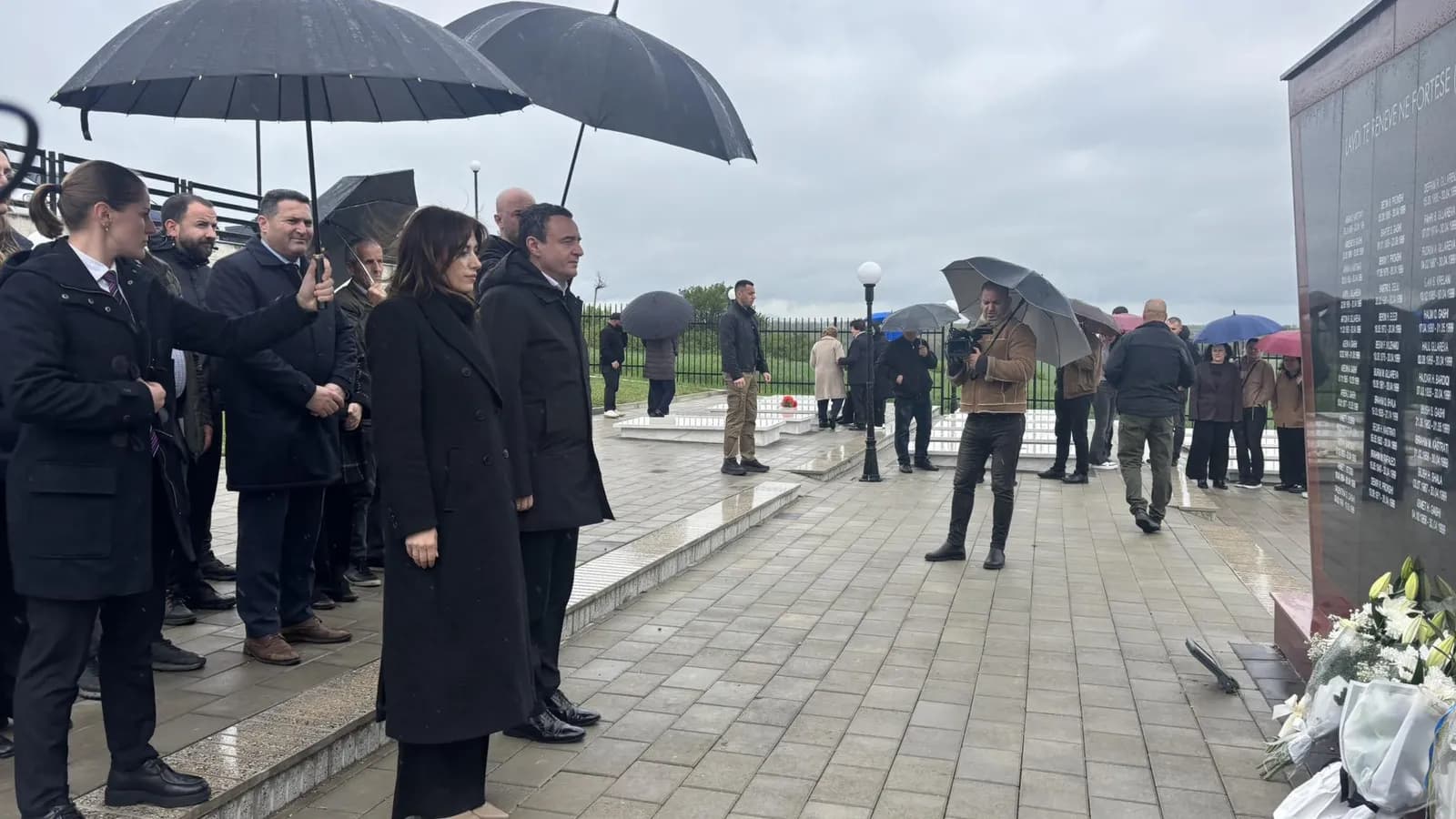 Haxhiu e Kurti bëjnë homazhe, nderojnë dëshmorët në Gllobar të Drenasit