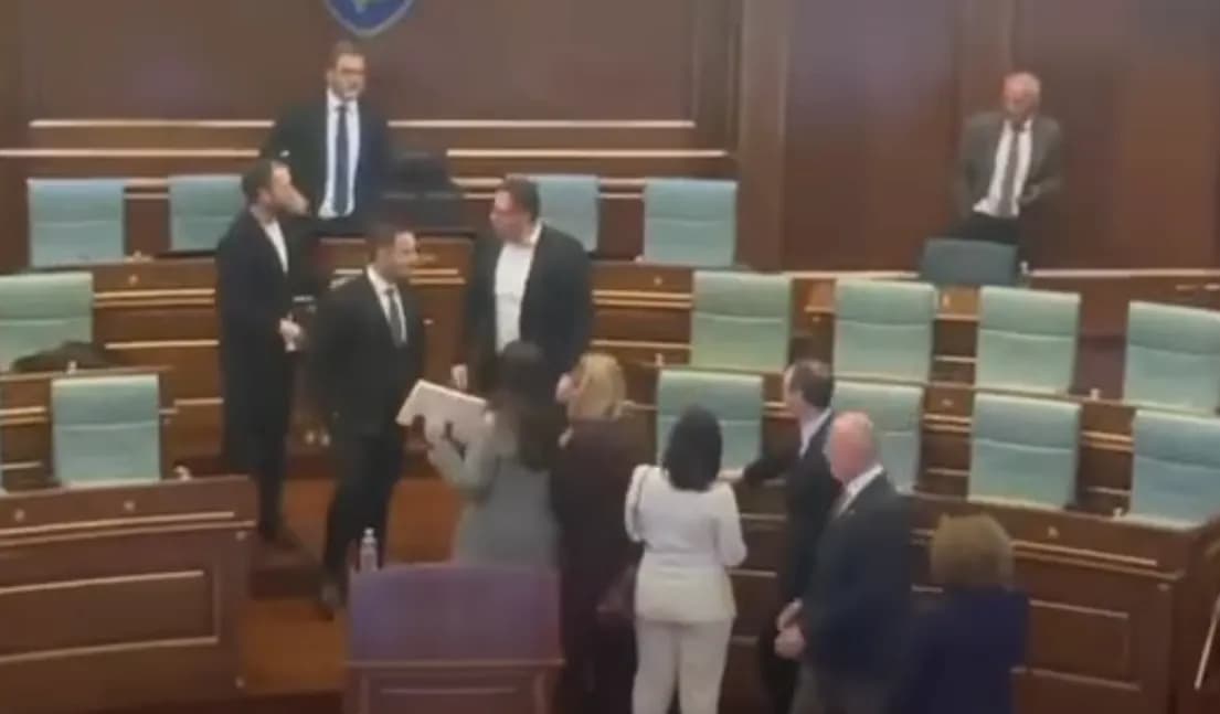 “Hup”, “laper“, përplasje mes Besian Mustafës të LDK-së e Egzon Azemit të VV-së gjatë pauzës në Kuvend