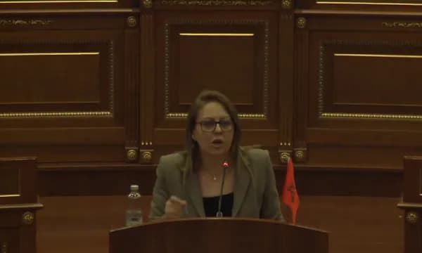 Hykmete Bajrami i fton në “mejdan” LVV-në: Përballemi jashtë Kuvendit pa imunitet, s’mundeni me ma mshelë gojën