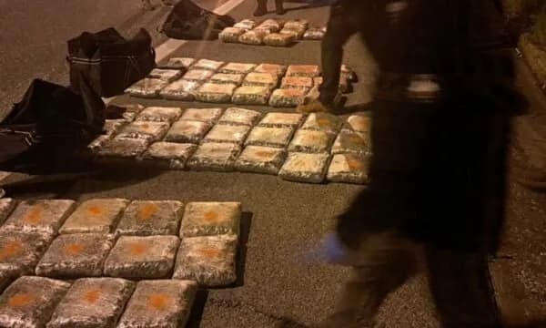 Kapen 65 kilogramë drogë në Maqedoninë e Veriut, arrestohen dy personat që tentuan të arratisen
