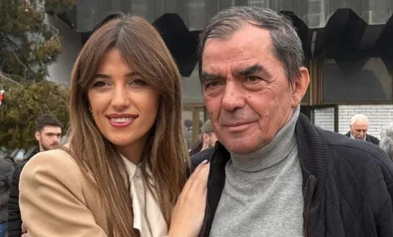 Këta janë politikanët që po marrin pjesë në varrimin e babait të Albulena Haxhiut