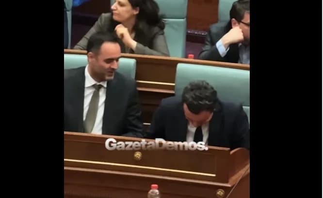 Kurti e Konjufca “shkrihen” së qeshuri gjatë seancës për votimin e presidentes së re të Kosovës