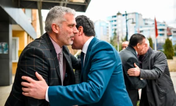 Kurti lavdëron aksionet anti-bixhoz dhe anti-drogë në Kosovë, aty ku u raportua se u arrestua edhe vëllai i Faruk Mujkës