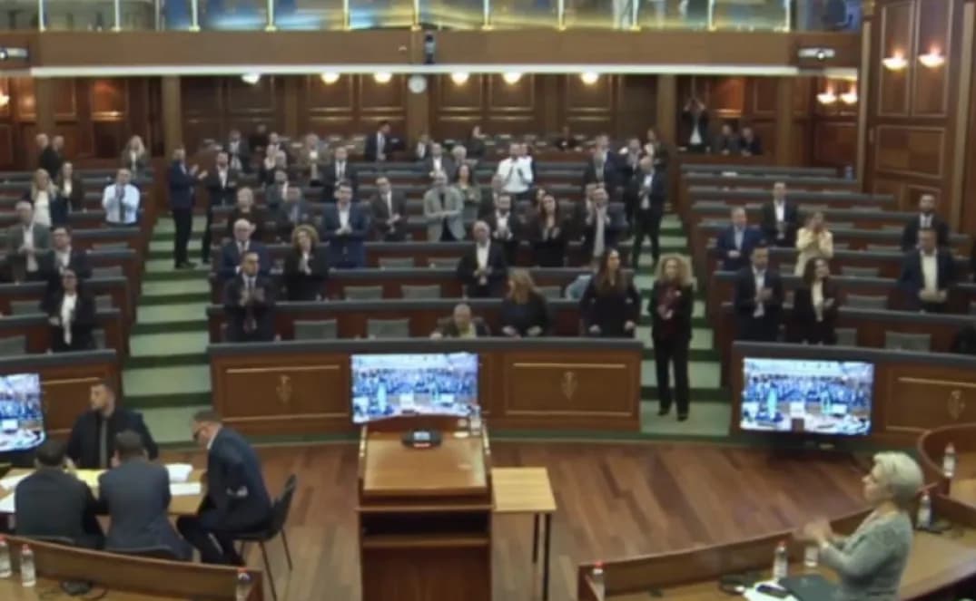 Kush janë dy deputetët e GP të VV-së që po mungojnë në seancën e Kuvendit