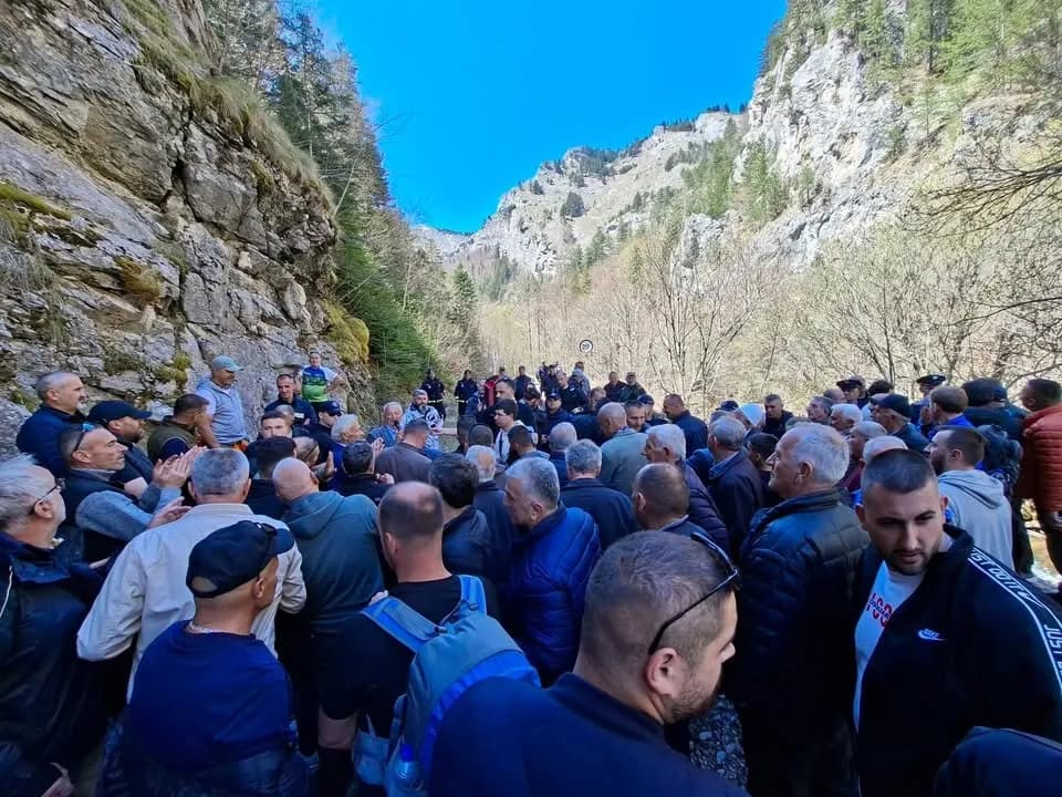“Mjaft me izolim!” – Protestohet në Çakorr për hapjen e kufirit me Malin e Zi