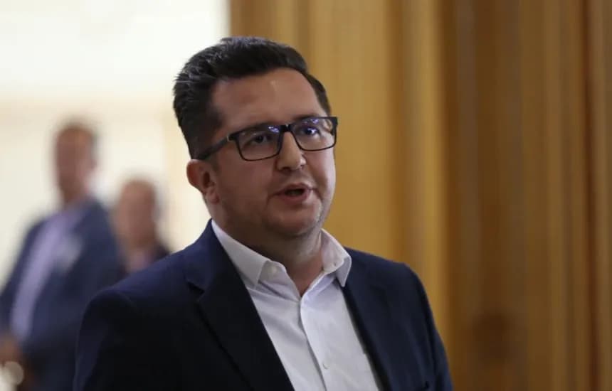 Mustafa reagon ashpër pas incidentit verbal me Azemin në seancë: Nuk e toleroj ofendimin, dinjitetin s’ia kam borxh askuj