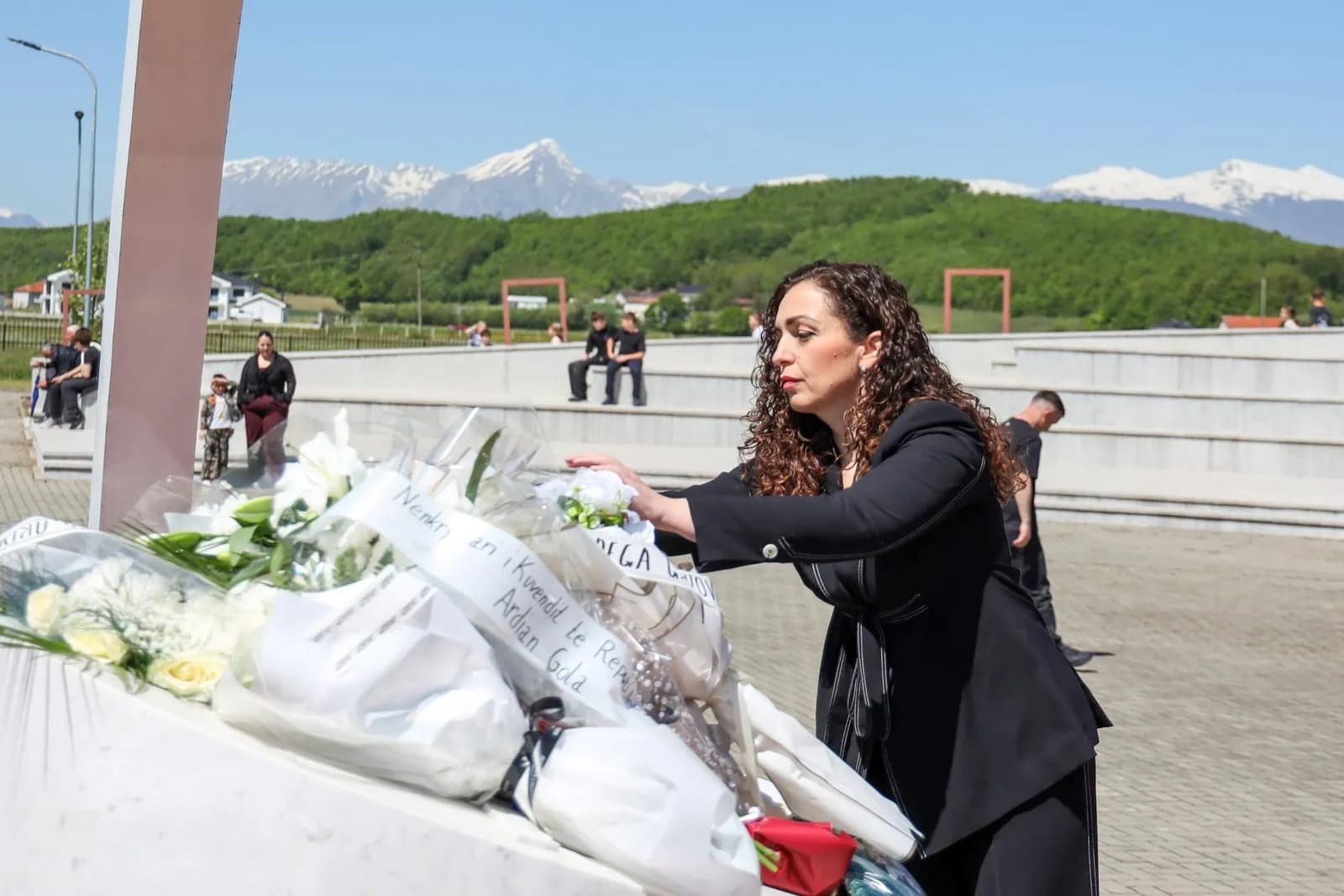Osmani bën homazhe në Mejë: Dhimbje që përvëlon, por edhe kujtesë për rrugën përpara