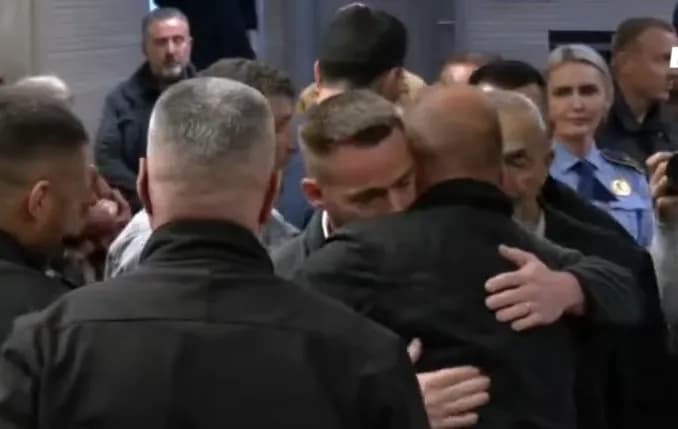 Pamje: Familjarët e Liridona Ademajt përqafohen në sallë pas dënimit për Murselin, Plavën e Kokallën