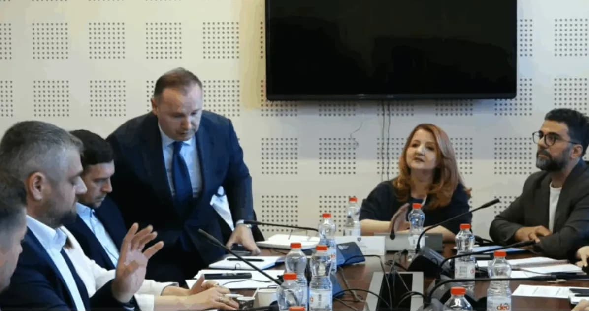 Përplasje e ashpër mes Kollçakut e Zemajt, ky i fundit nervozohet dhe del nga mbledhja e komisionit