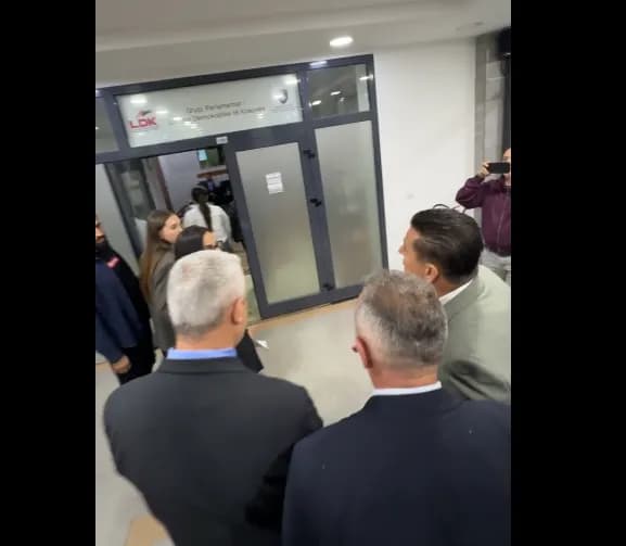 “Përplasje” në mes Bahtirit dhe Lushaku-Sadriut në mes konferencës, ja se çka i tha -VIDEO