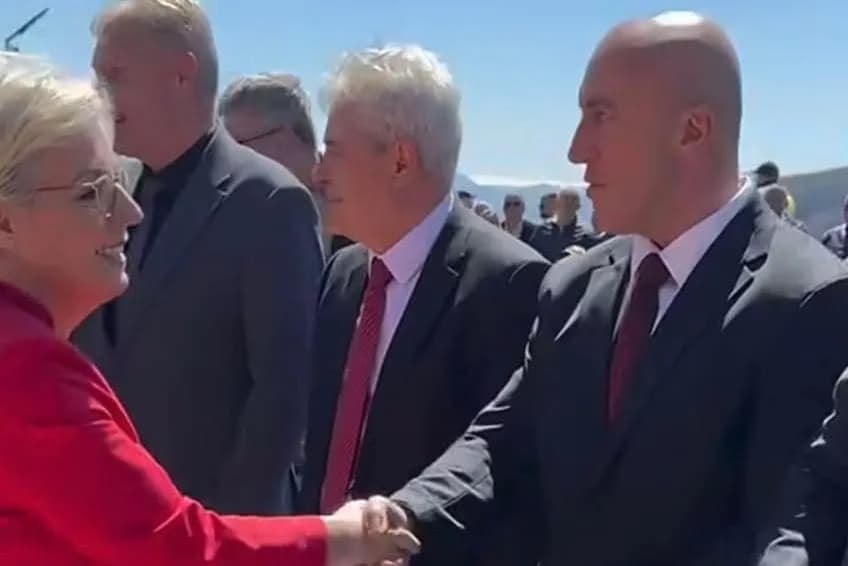 Përvjetori i Betejës së Kosharës bashkon figurat politike, Haradinaj e Gërvalla shtrëngojnë duart