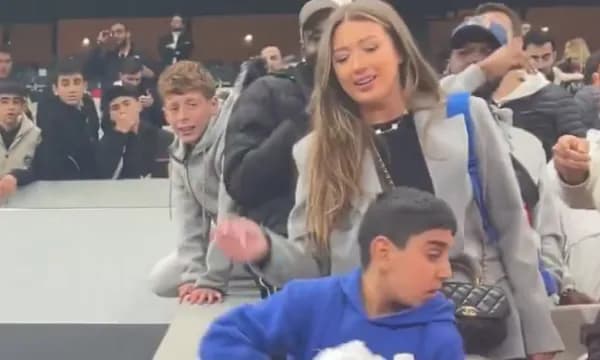 Rashica po ia gjuante fanellën gruas së tij, tifozi i vogël e kap fanellën dhe ikë me vrap