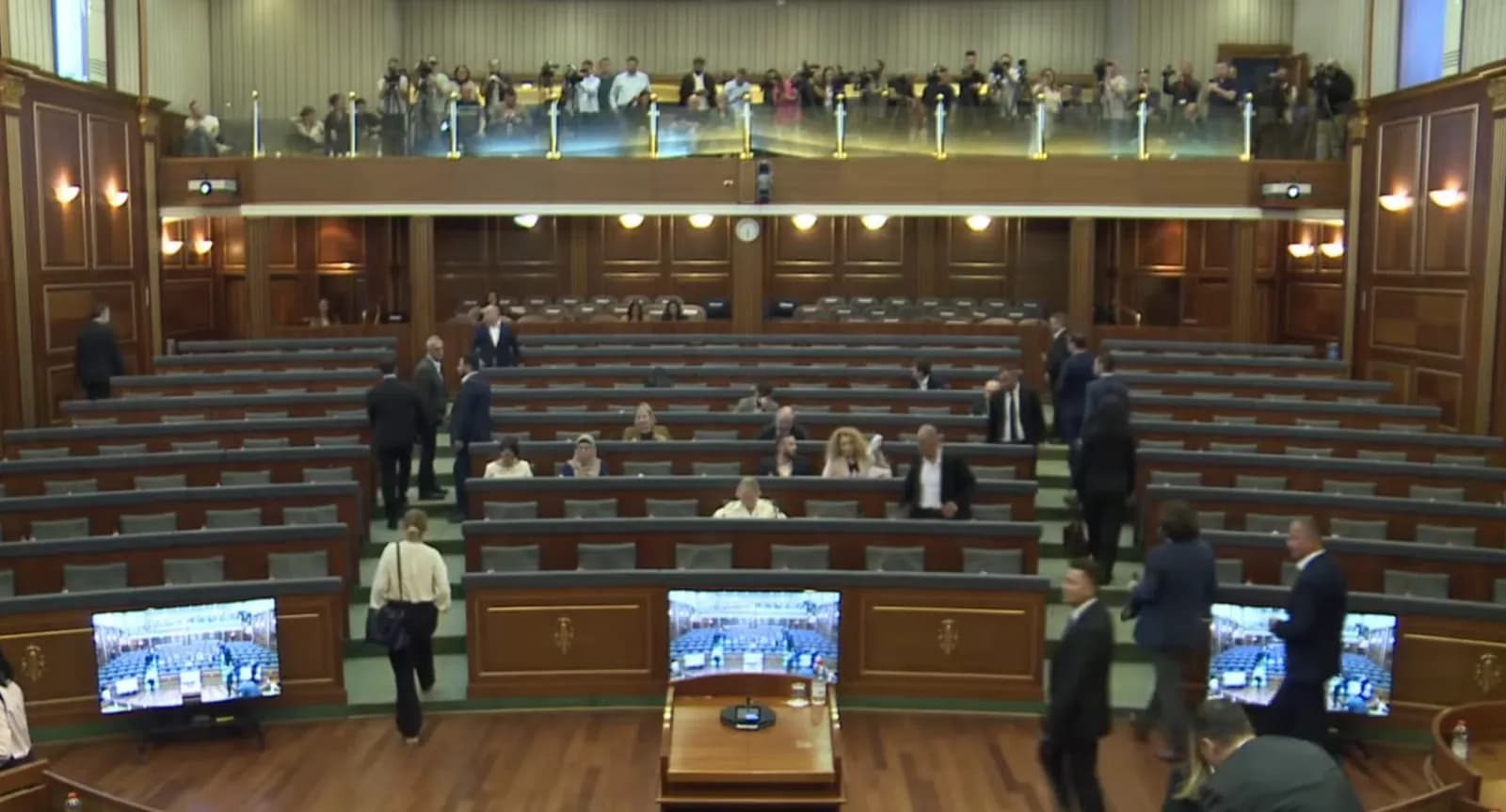 Seanca për presidentin, deputetët e VV-së nisin të mblidhen në seancë