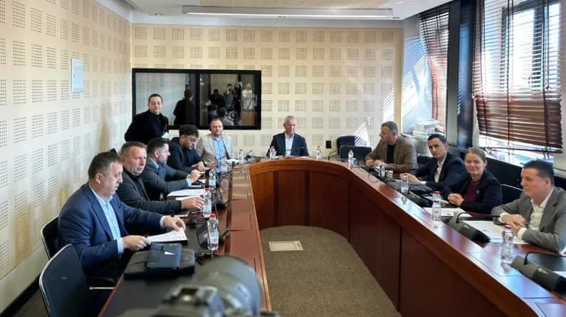 Shqyrtohet raporti i punës, komisioni për AKI-në mbyllet për media