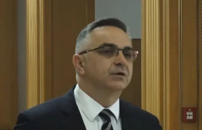 Tahiri – Qeverisë: Marre, e dhatë pagën e 13-të për sektorin publik e asgjë për atë privat